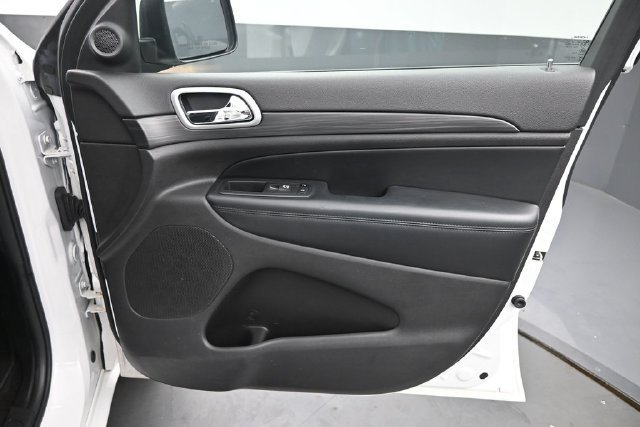 Used 2019 Jeep Grand Cherokee Altitude AWD/4WD image 24