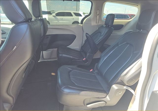 Used 2024 Chrysler Pacifica Touring-L FWD image 7