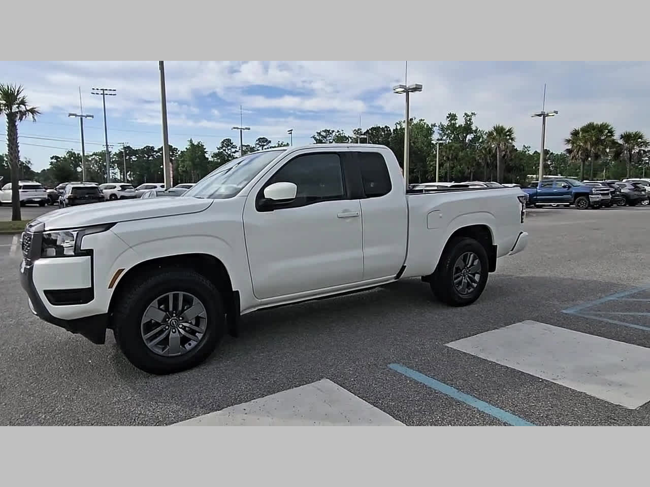 Used 2025 Nissan Frontier SV image 23