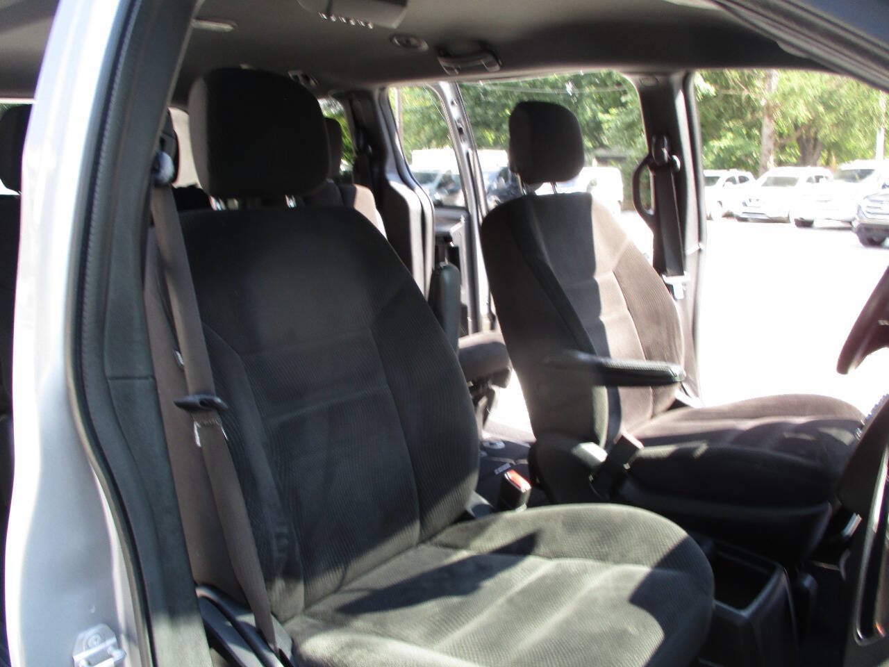 Used 2018 Dodge Grand Caravan SE FWD image 22