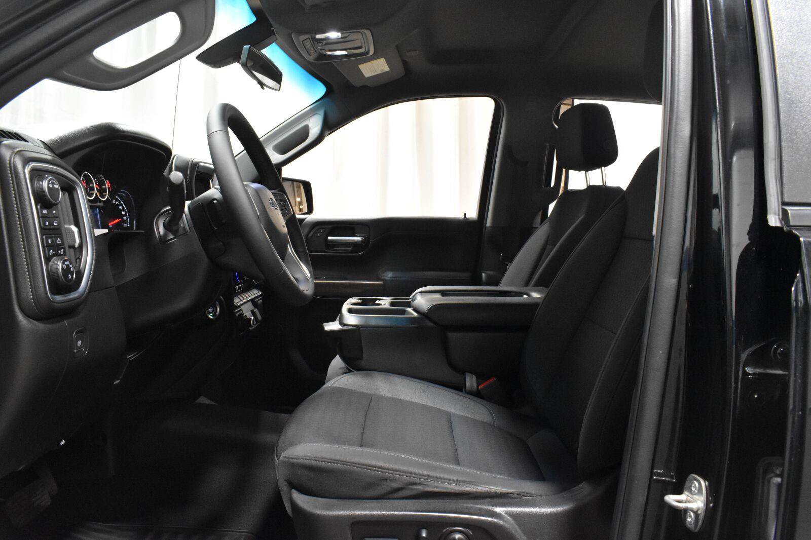 Used 2022 Chevrolet Silverado 1500 RST AWD/4WD image 3