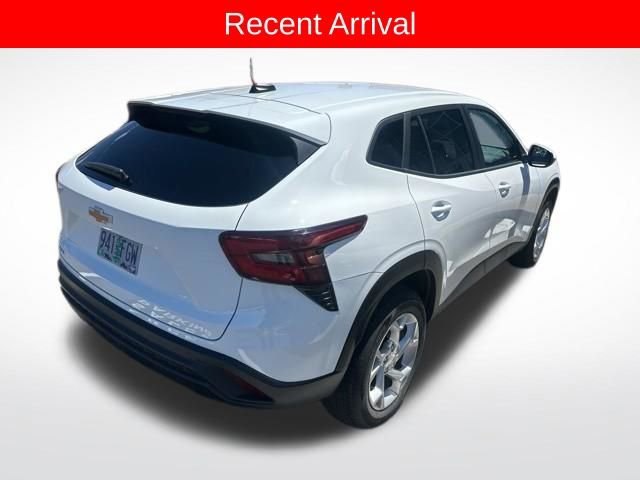 Used 2024 Chevrolet Trax LS w/ LS Convenience Package FWD image 2