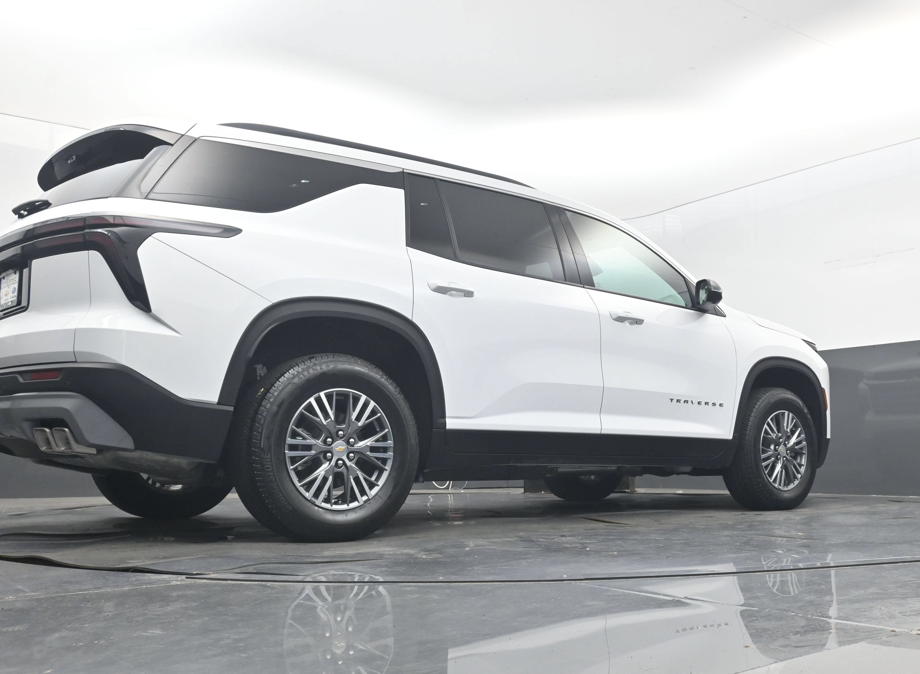 Certified 2026 Chevrolet Traverse LT w/ Driver Confidence Package FWD image 34