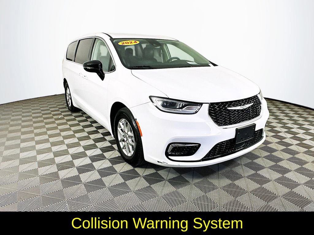 Used 2024 Chrysler Pacifica Touring-L FWD image 3