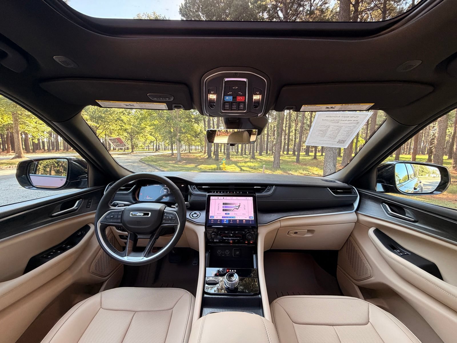 Used 2025 Jeep Grand Cherokee Limited w/ Luxury Tech Group II AWD/4WD image 2