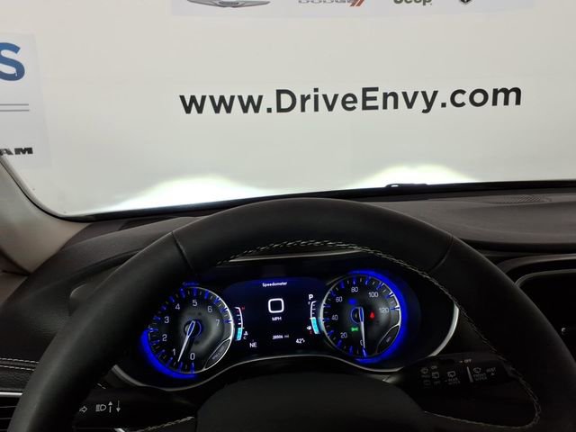 Used 2023 Chrysler Pacifica Touring-L image 23