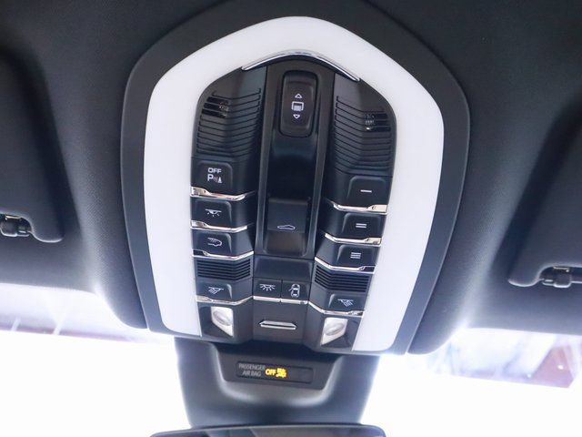 Used 2024 Porsche Macan AWD/4WD image 40