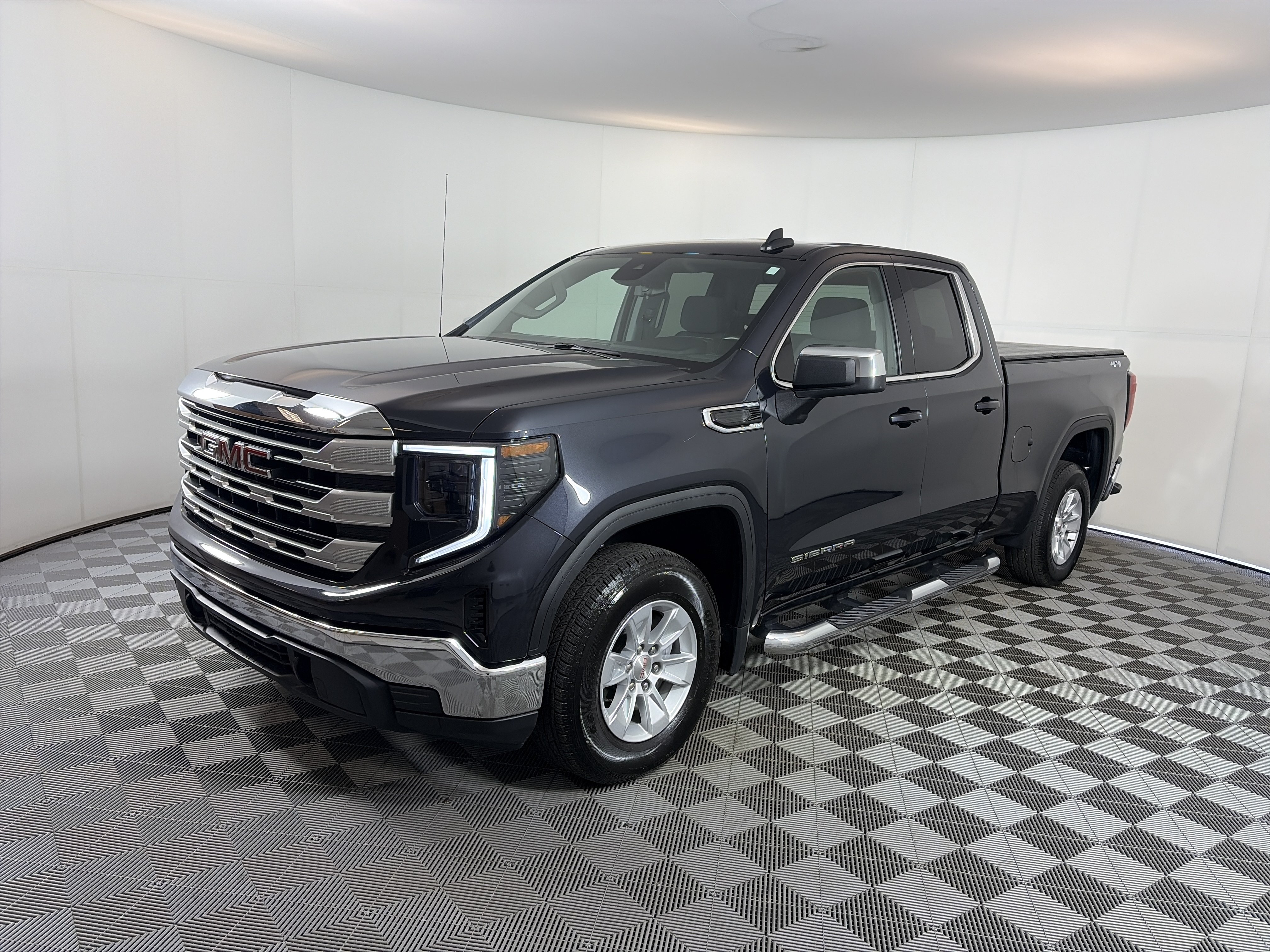 Used 2024 GMC Sierra 1500 SLE AWD/4WD image 2