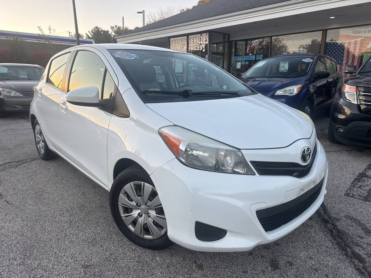 Used 2012 Toyota Yaris L FWD image 2
