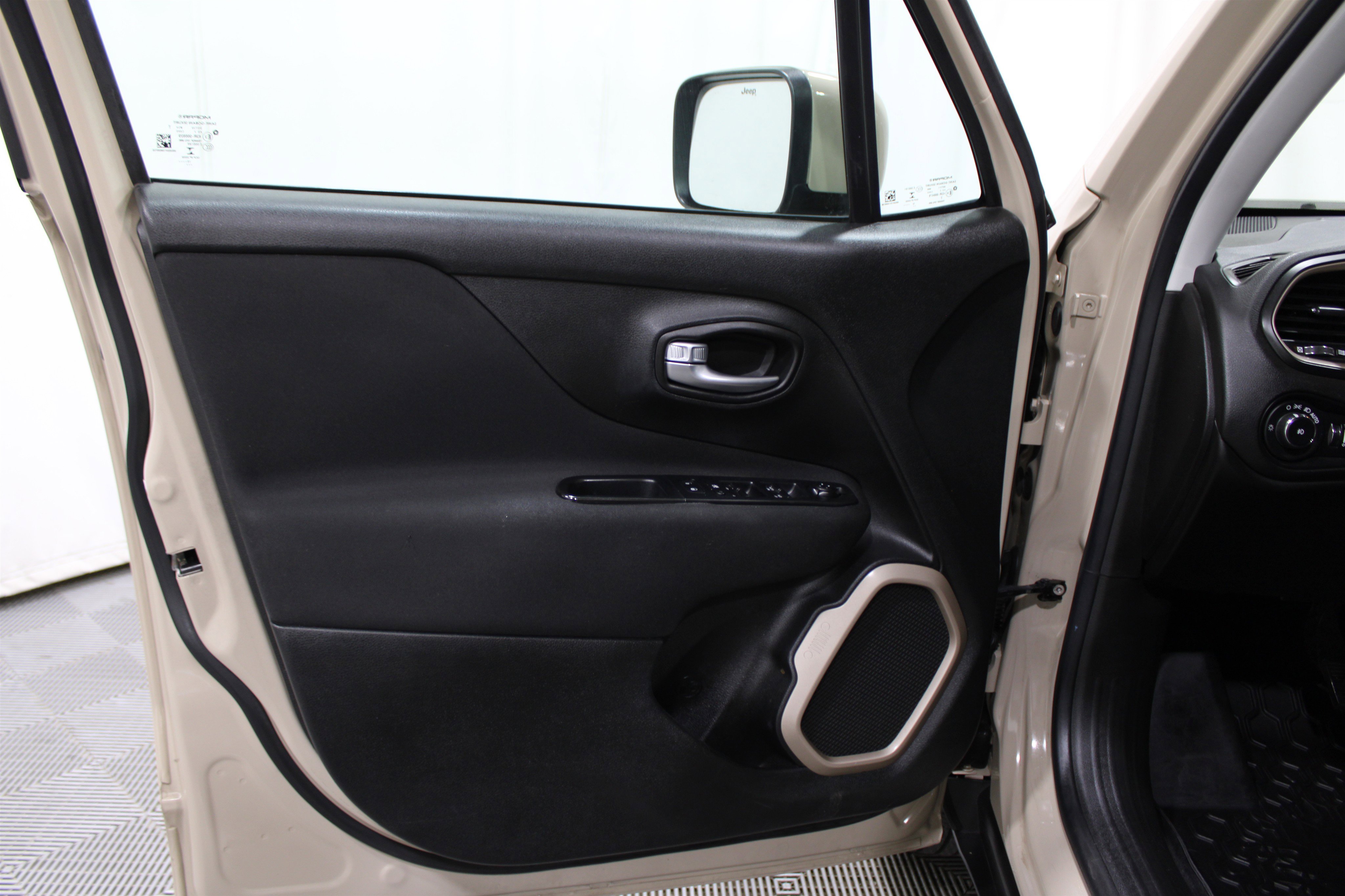 Used 2016 Jeep Renegade Latitude w/ Cold Weather Group image 6