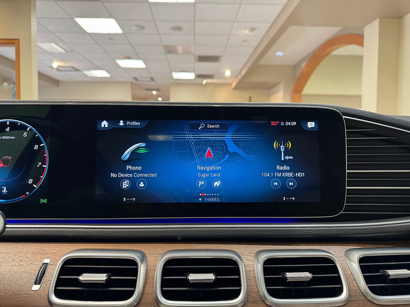 Used 2022 Mercedes-Benz GLE 350 4MATIC w/ Premium Package image 14