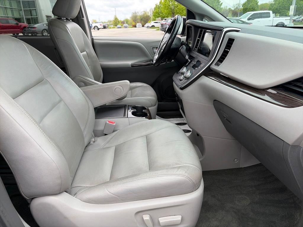 Used 2015 Toyota Sienna XLE w/ XLE Navigation Package FWD image 11