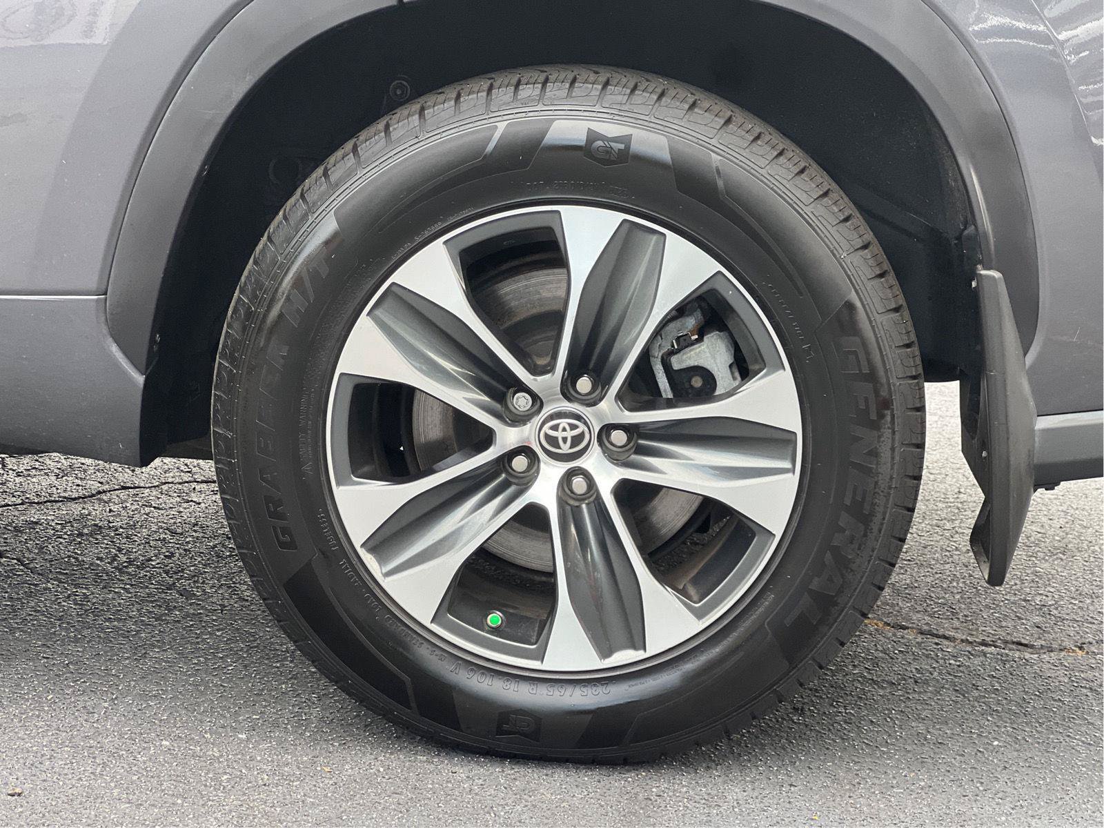Used 2021 Toyota Highlander XLE AWD/4WD image 25