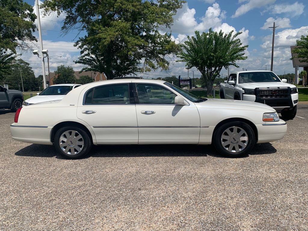 Used 2004 Lincoln Town Car Ultimate RWD image 2
