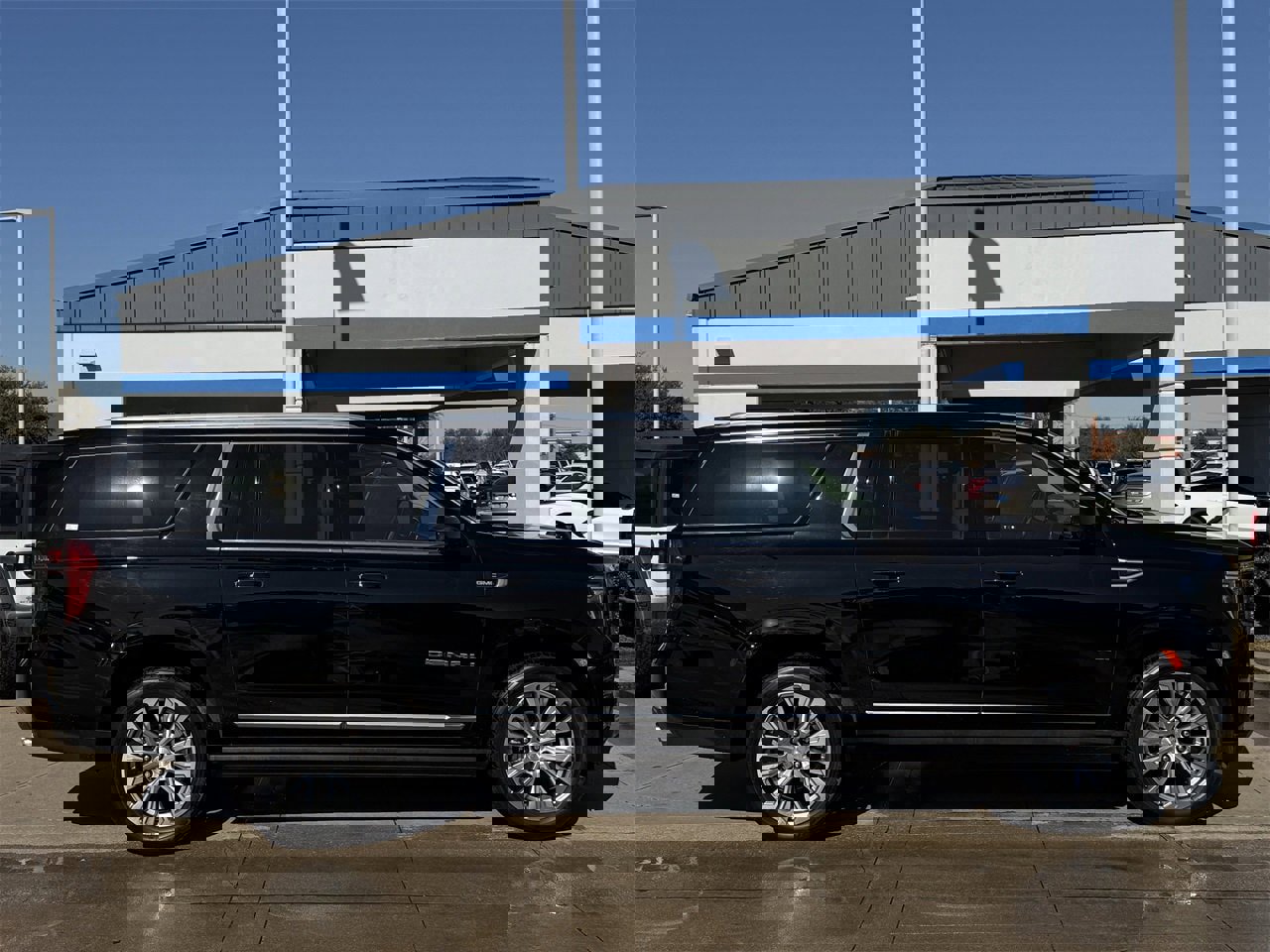 Used 2022 GMC Yukon XL Denali image 3