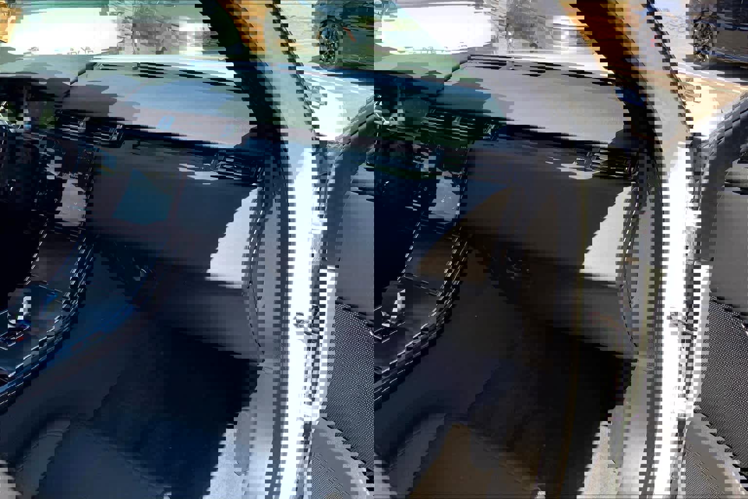 Used 2025 Land Rover Range Rover Velar Dynamic SE image 16