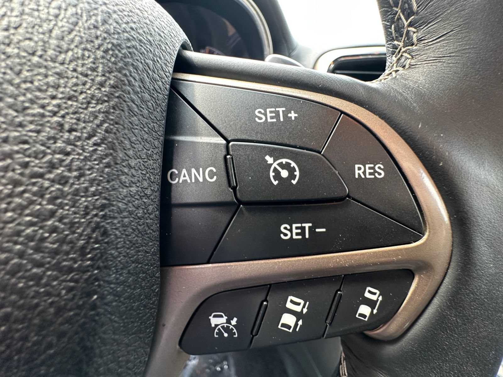 Used 2016 Jeep Grand Cherokee Overland w/ Advanced Technology Group AWD/4WD image 20