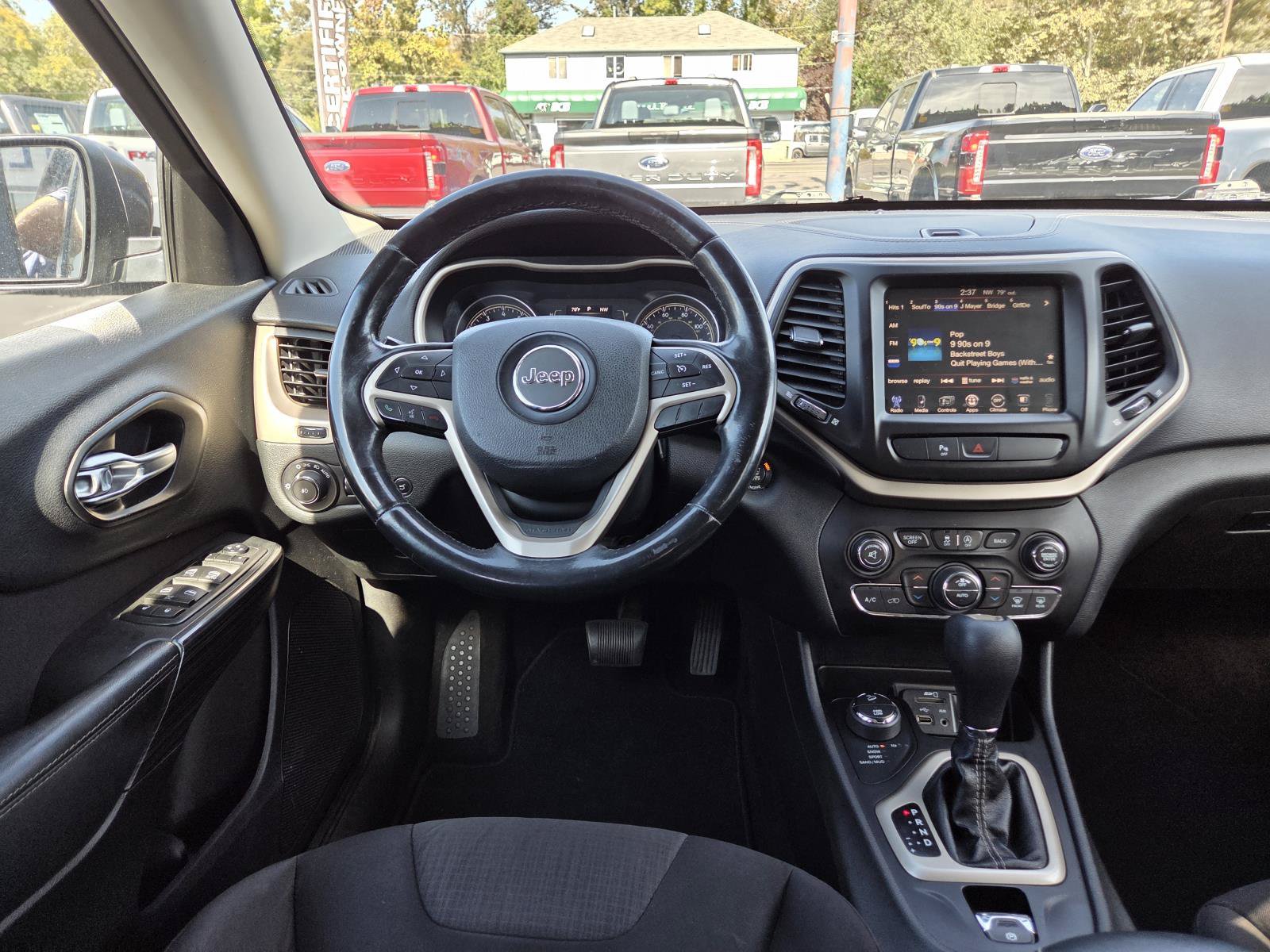 Used 2015 Jeep Cherokee Latitude w/ Comfort/Convenience Group AWD/4WD image 16