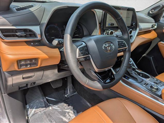 Used 2025 Toyota Highlander Platinum AWD/4WD image 10