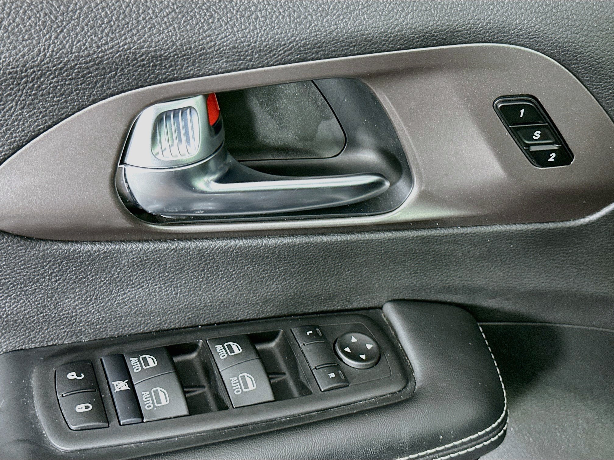 Used 2025 Chrysler Pacifica Select FWD image 15