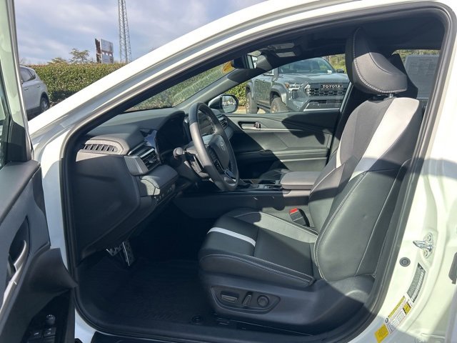 Used 2025 Toyota Camry SE image 13