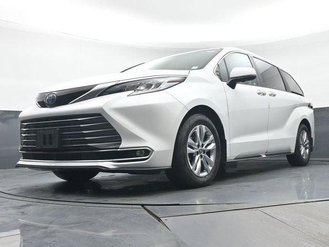 Used 2023 Toyota Sienna Limited image 35