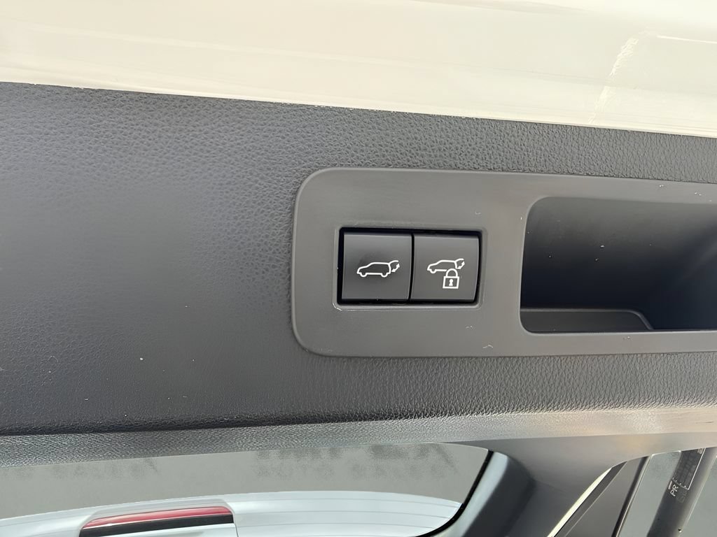 Used 2025 Lexus LX 600 4WD w/ Accessory Package (2T) image 33