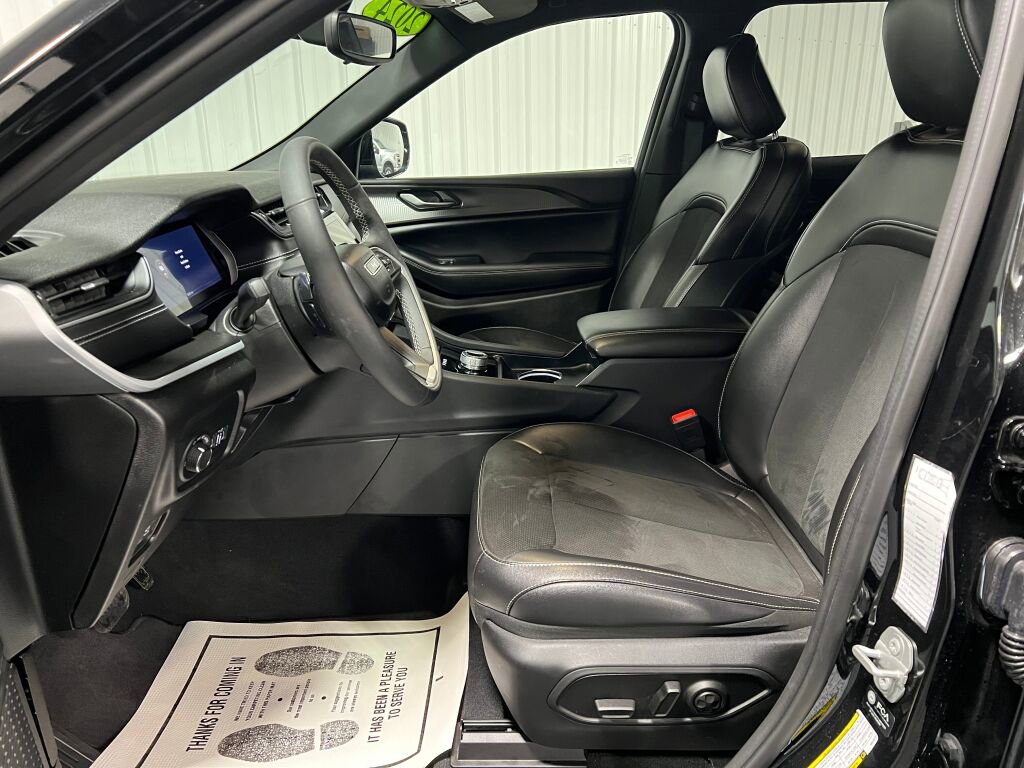 Used 2024 Jeep Grand Cherokee L Laredo image 5