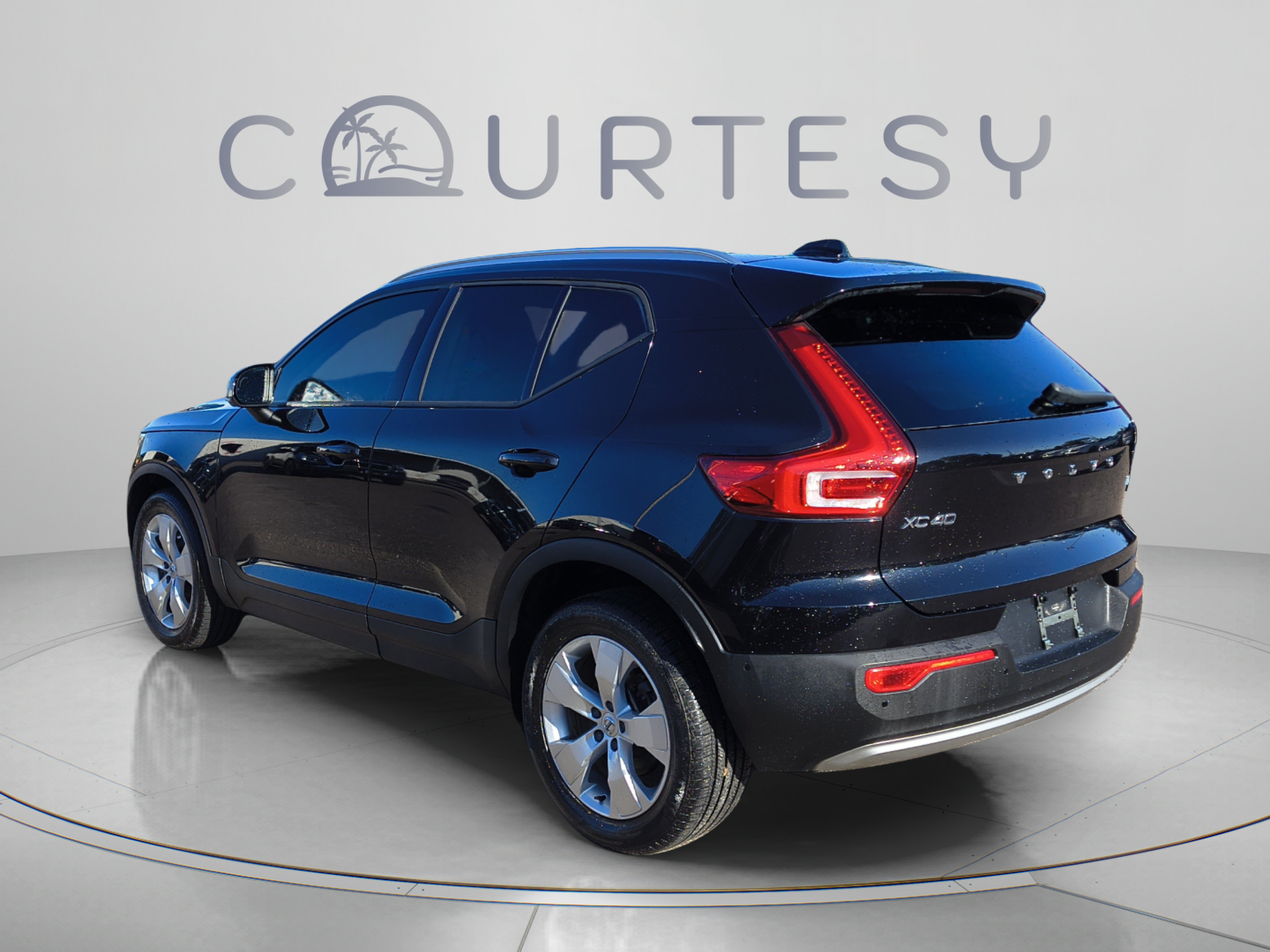 Used 2019 Volvo XC40 T4 Momentum FWD image 3