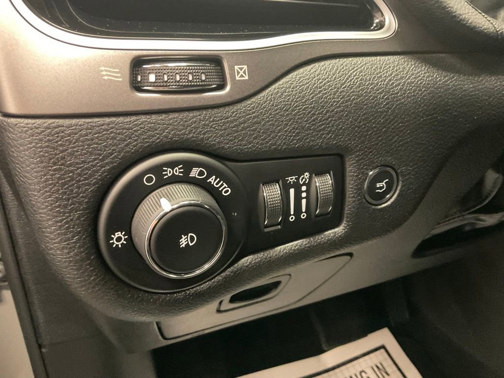 Used 2019 Jeep Cherokee Limited w/ Trailer Tow Group AWD/4WD image 14