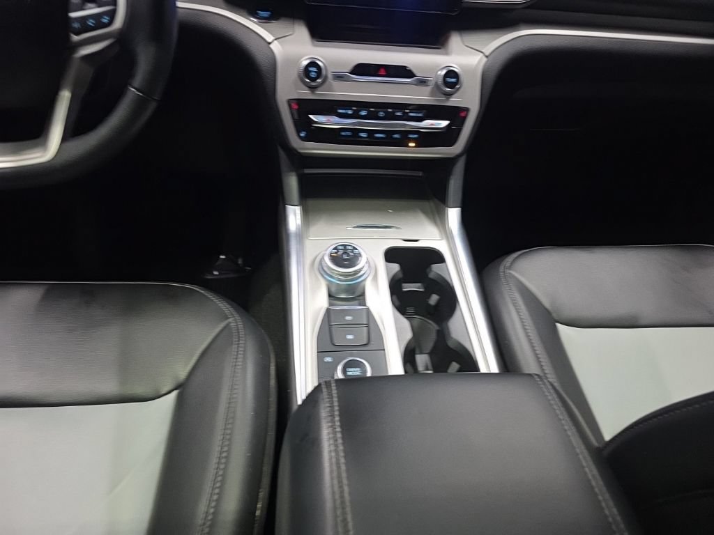 Used 2024 Ford Explorer XLT w/ Equipment Group 202A AWD/4WD image 17