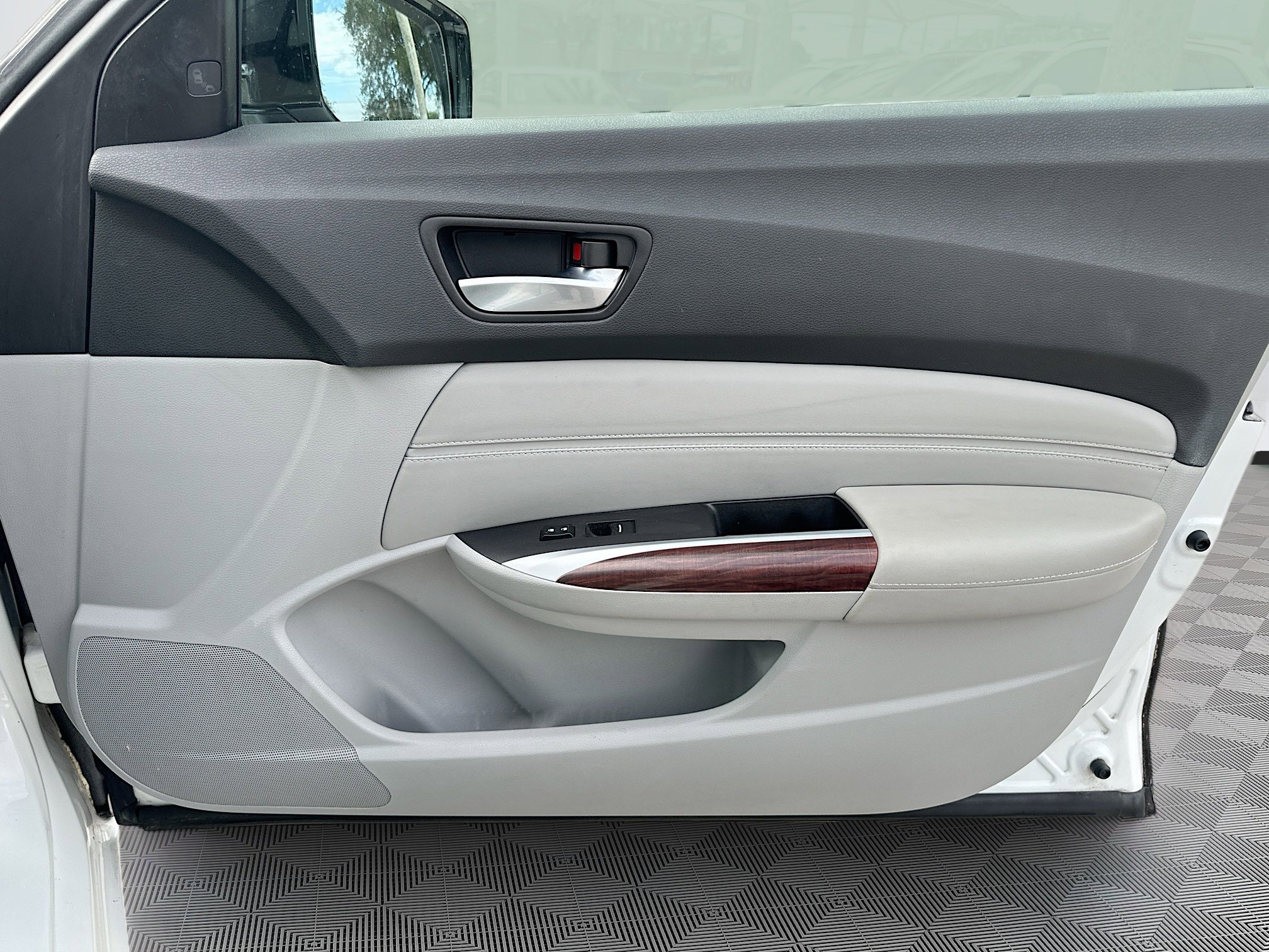 Used 2015 Acura TLX w/ Technology Package image 35