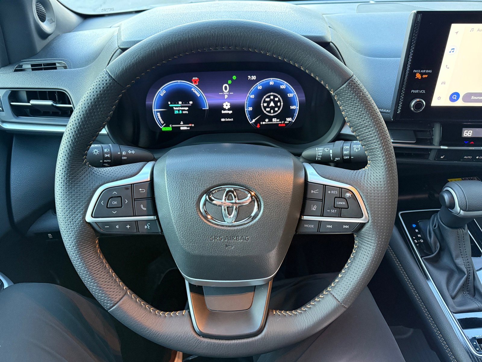 Used 2025 Toyota Sienna XLE Woodland Edition image 9
