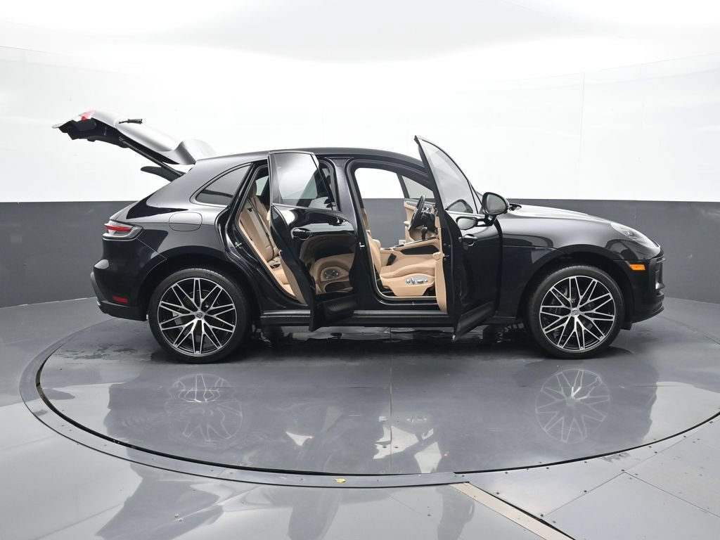 Certified 2025 Porsche Macan AWD/4WD image 34