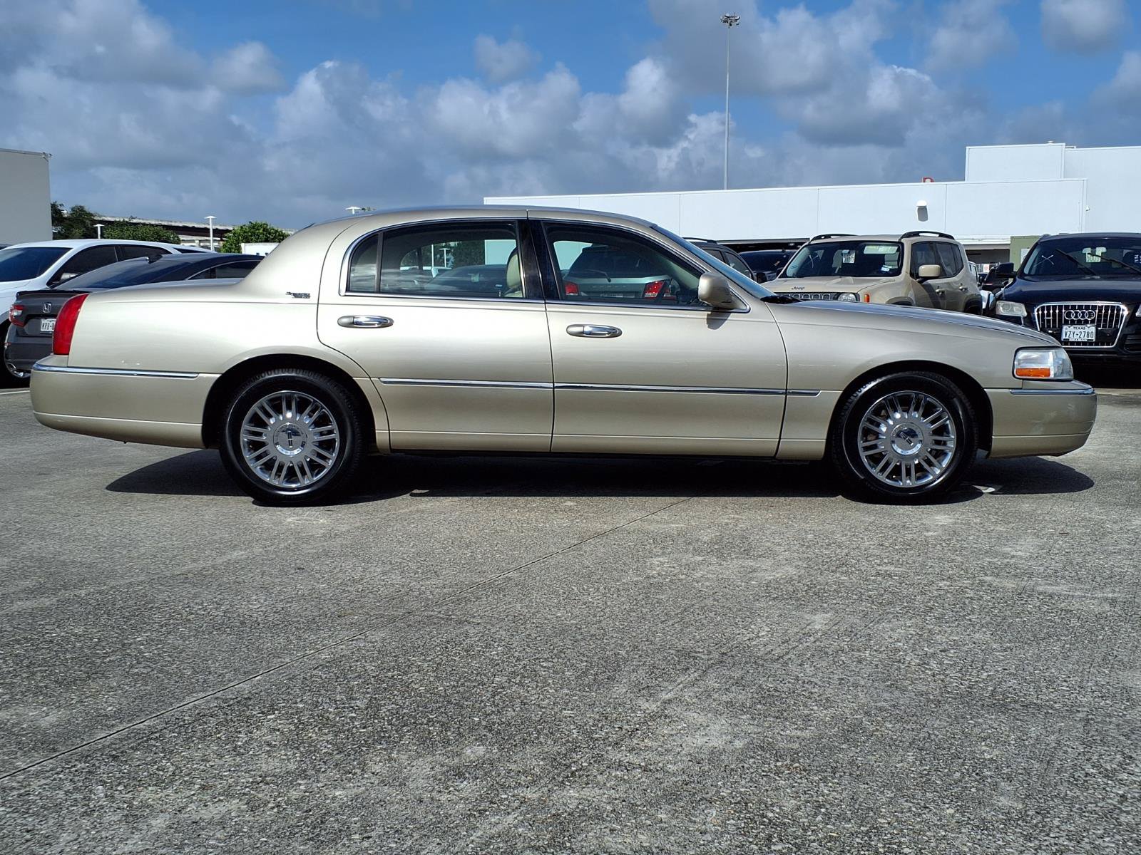 Used 2007 Lincoln Town Car Signature Limited RWD image 24