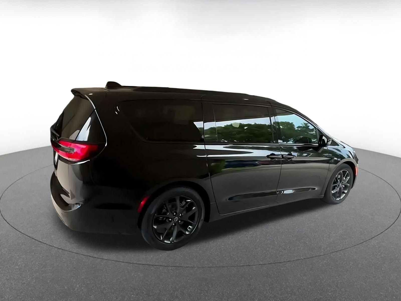 Used 2025 Chrysler Pacifica Limited FWD image 12