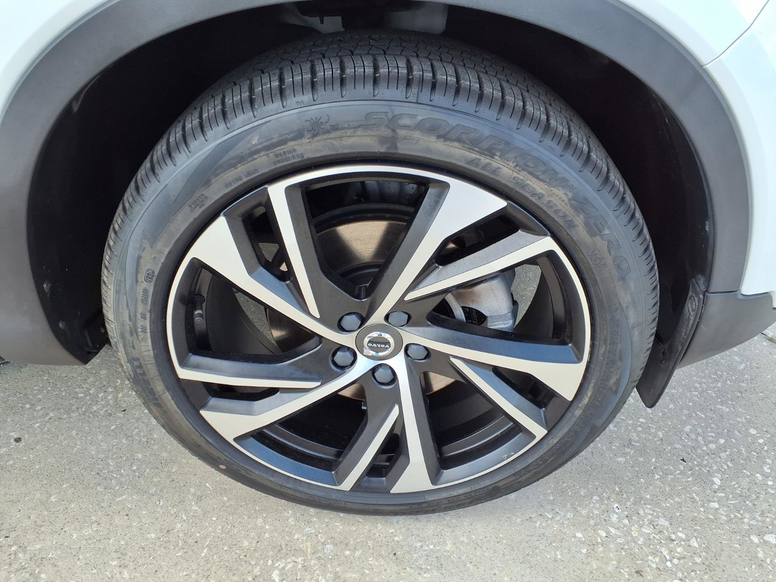 Used 2022 Volvo XC40 T5 R-Design w/ Advanced Package image 9