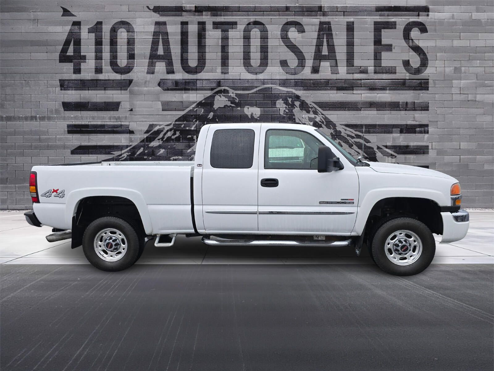 Used 2005 GMC Sierra 2500 SLE w/ Heavy-Duty Power Package image 2