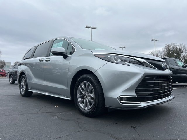 Used 2024 Toyota Sienna XLE image 3