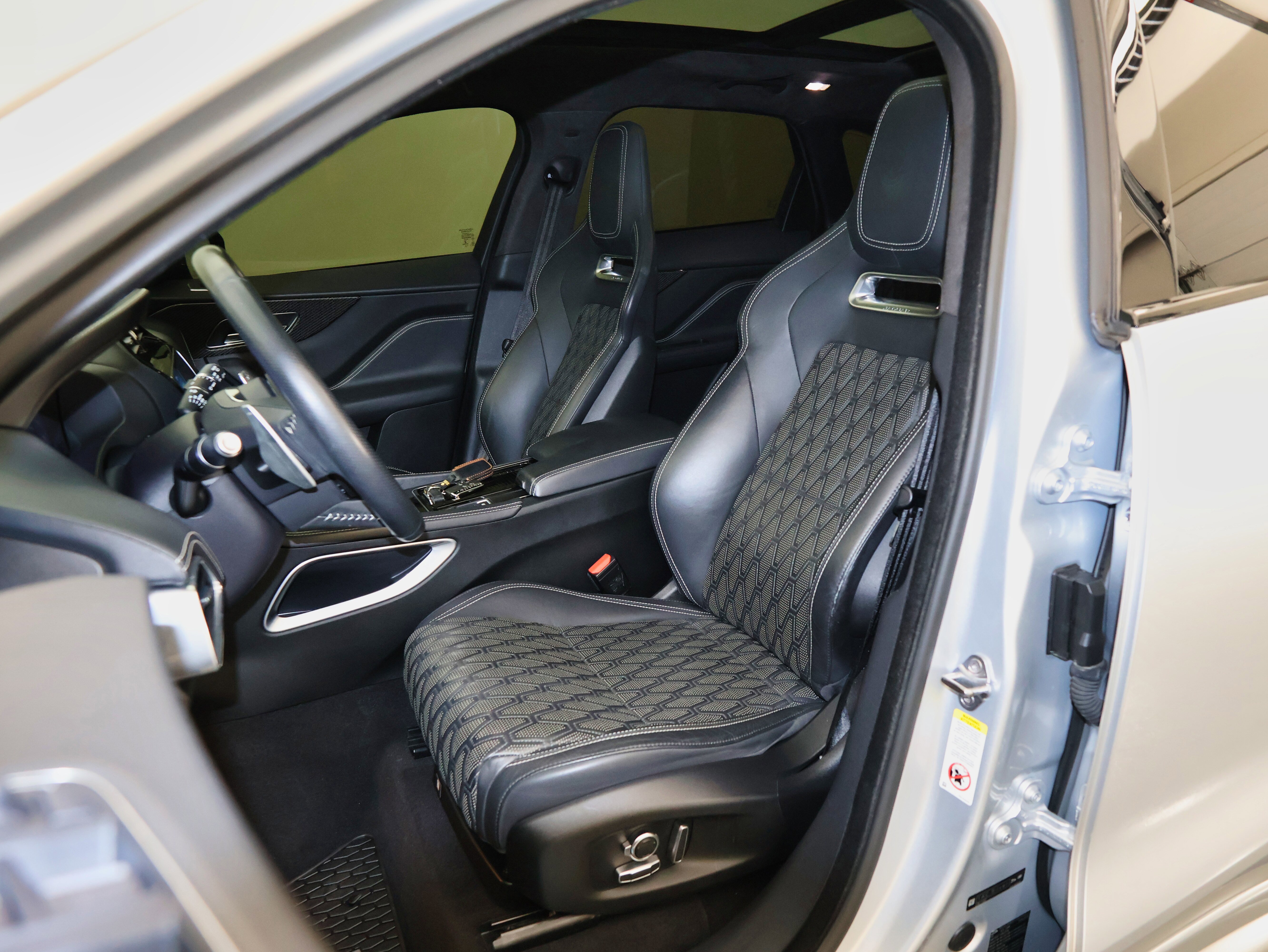 Used 2020 Jaguar F-PACE SVR image 21