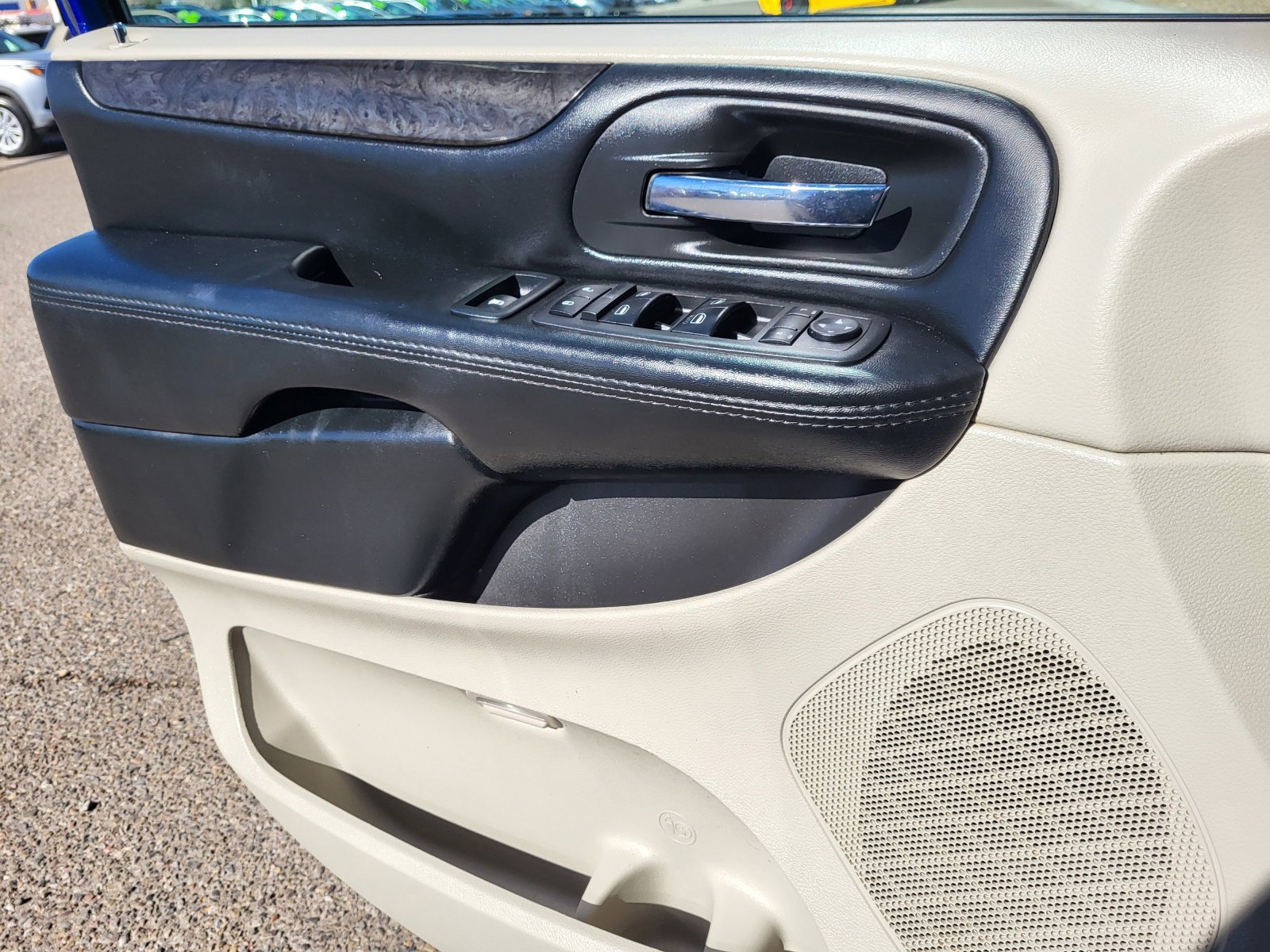 Used 2019 Dodge Grand Caravan SE w/ UConnect Hands-Free Group image 14