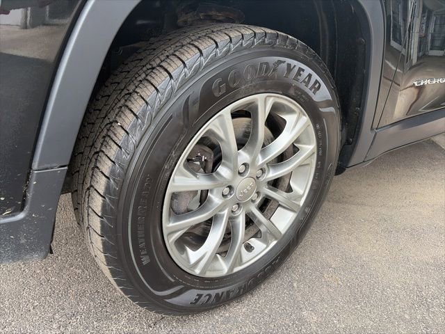 Used 2019 Jeep Cherokee Latitude Plus w/ Cold Weather Group image 6