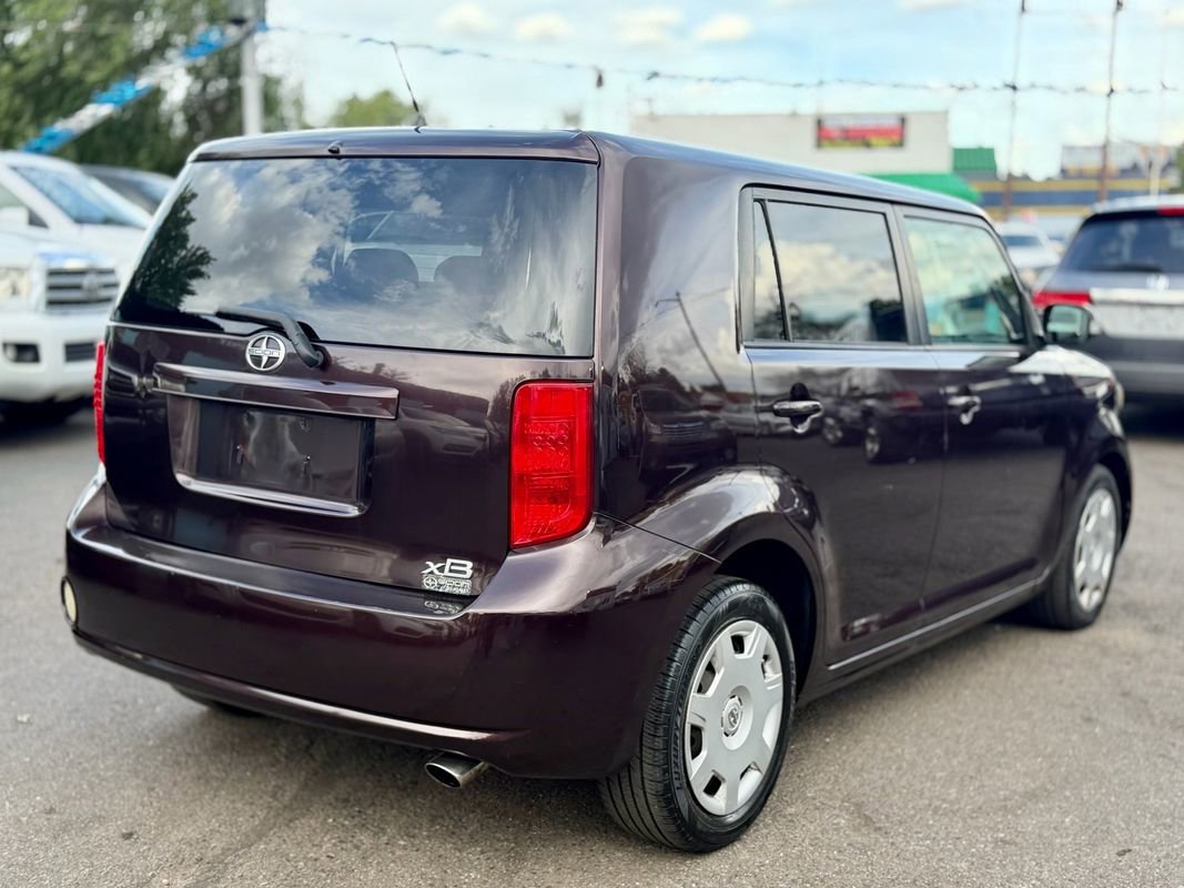 Used 2008 Scion xB FWD image 2