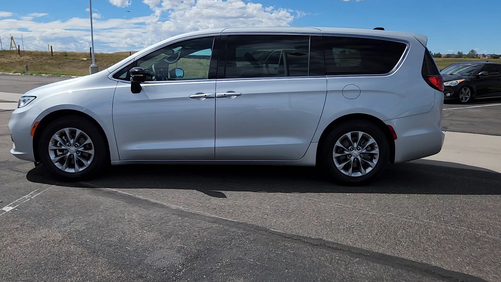 Used 2026 Chrysler Pacifica Limited FWD image 2
