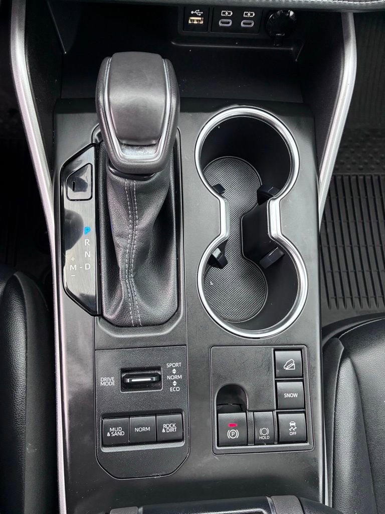 Used 2023 Toyota Highlander XLE AWD/4WD image 32