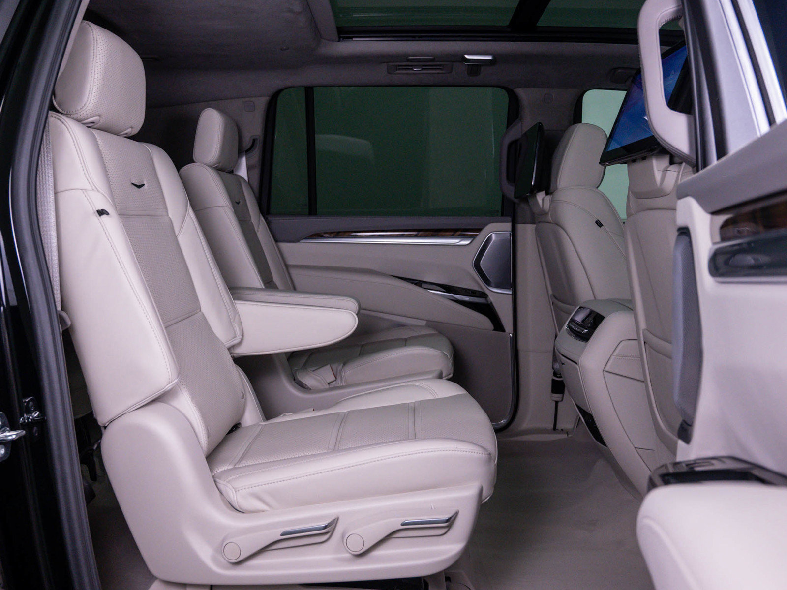 Used 2026 Cadillac Escalade ESV Platinum Sport AWD/4WD image 13