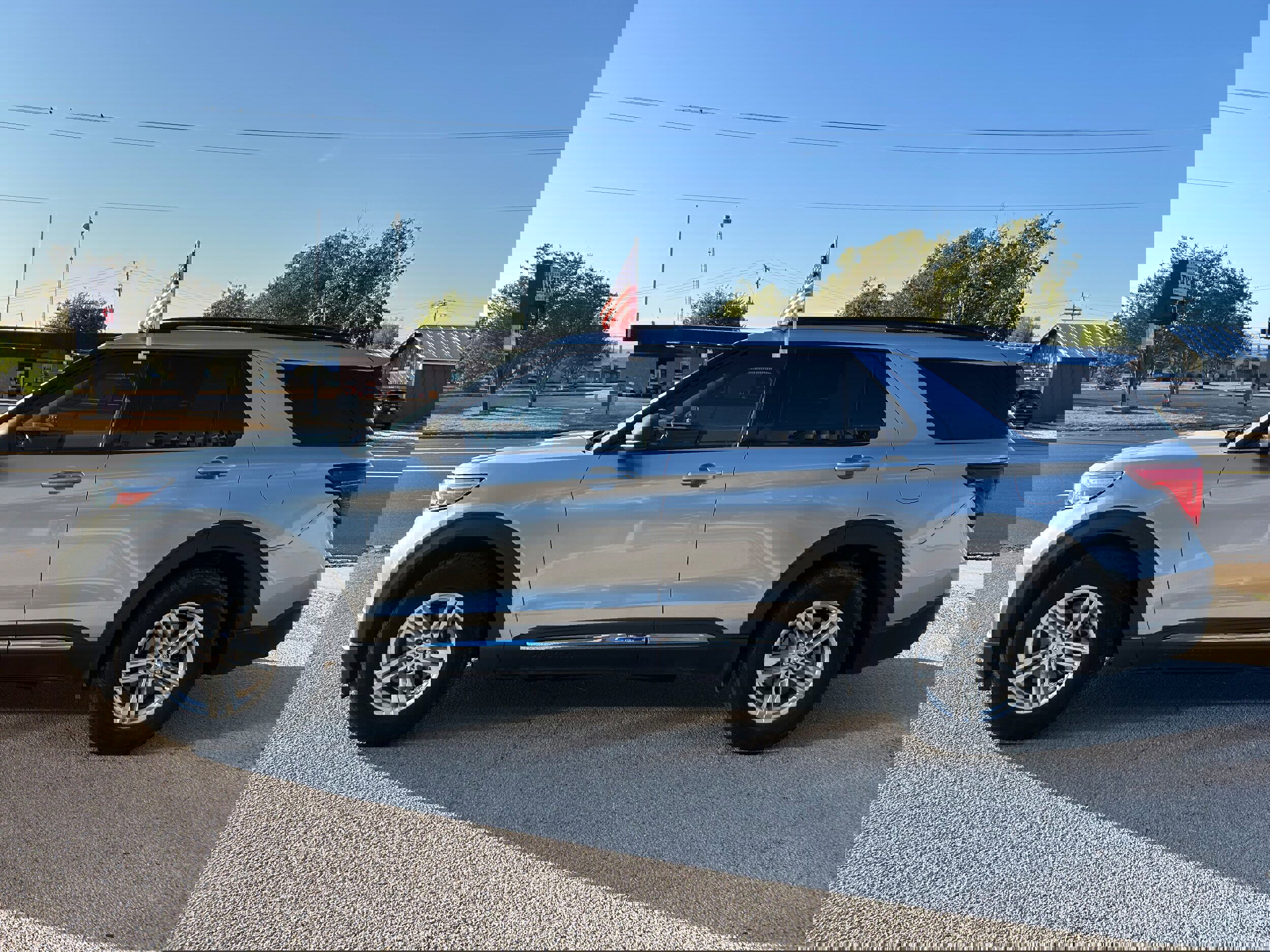 Used 2020 Ford Explorer XLT image 3