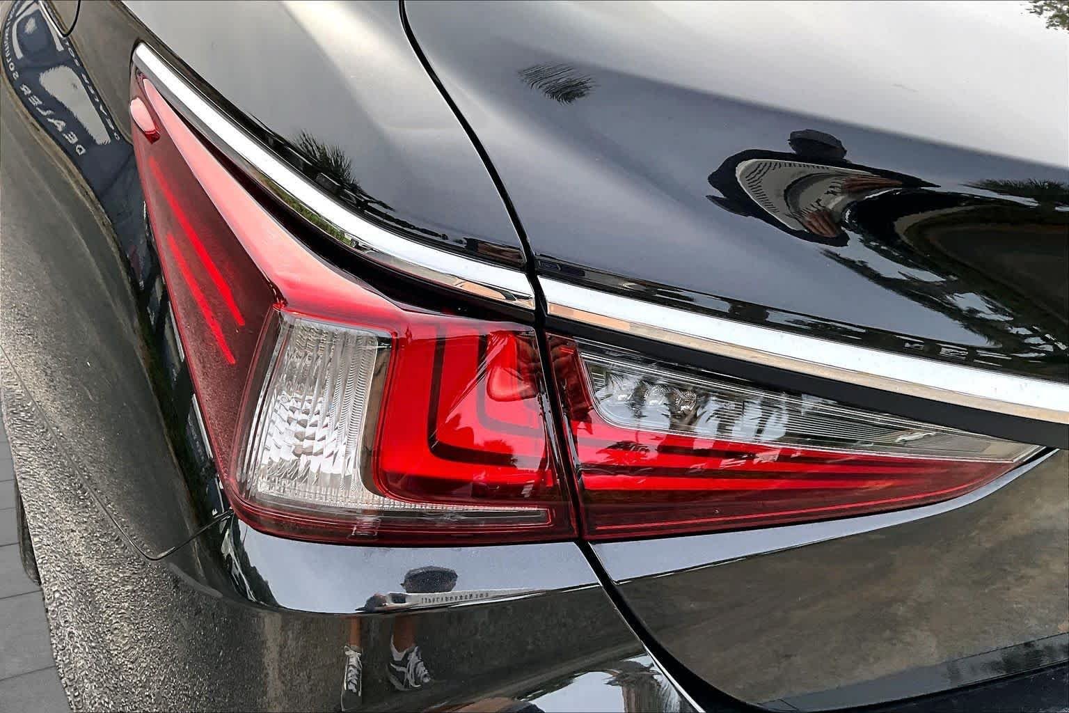 Used 2019 Lexus ES 350 Ultra Luxury w/ Accessory Package 2 FWD image 29