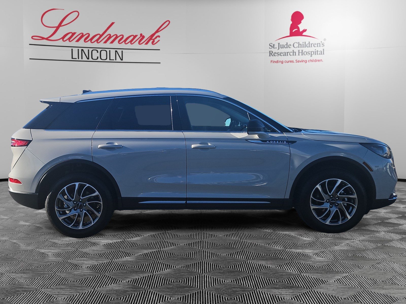 Certified 2022 Lincoln Corsair Standard w/ Equipment Group 101A image 6