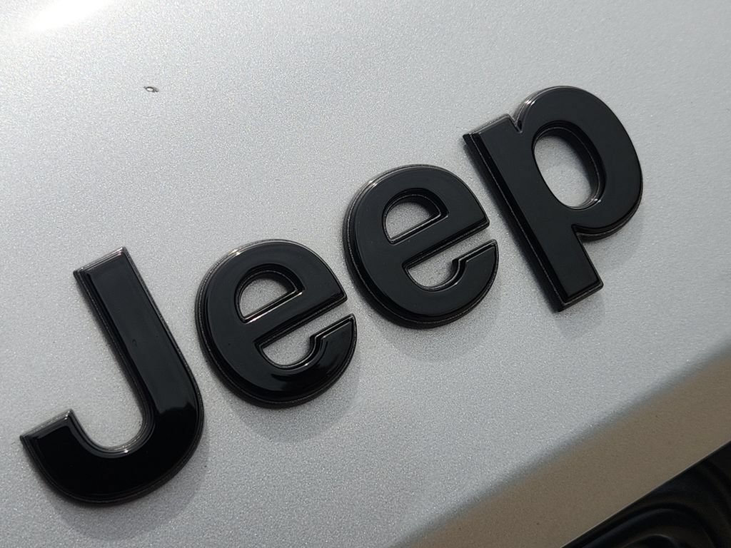 Used 2023 Jeep Grand Cherokee Altitude RWD image 12